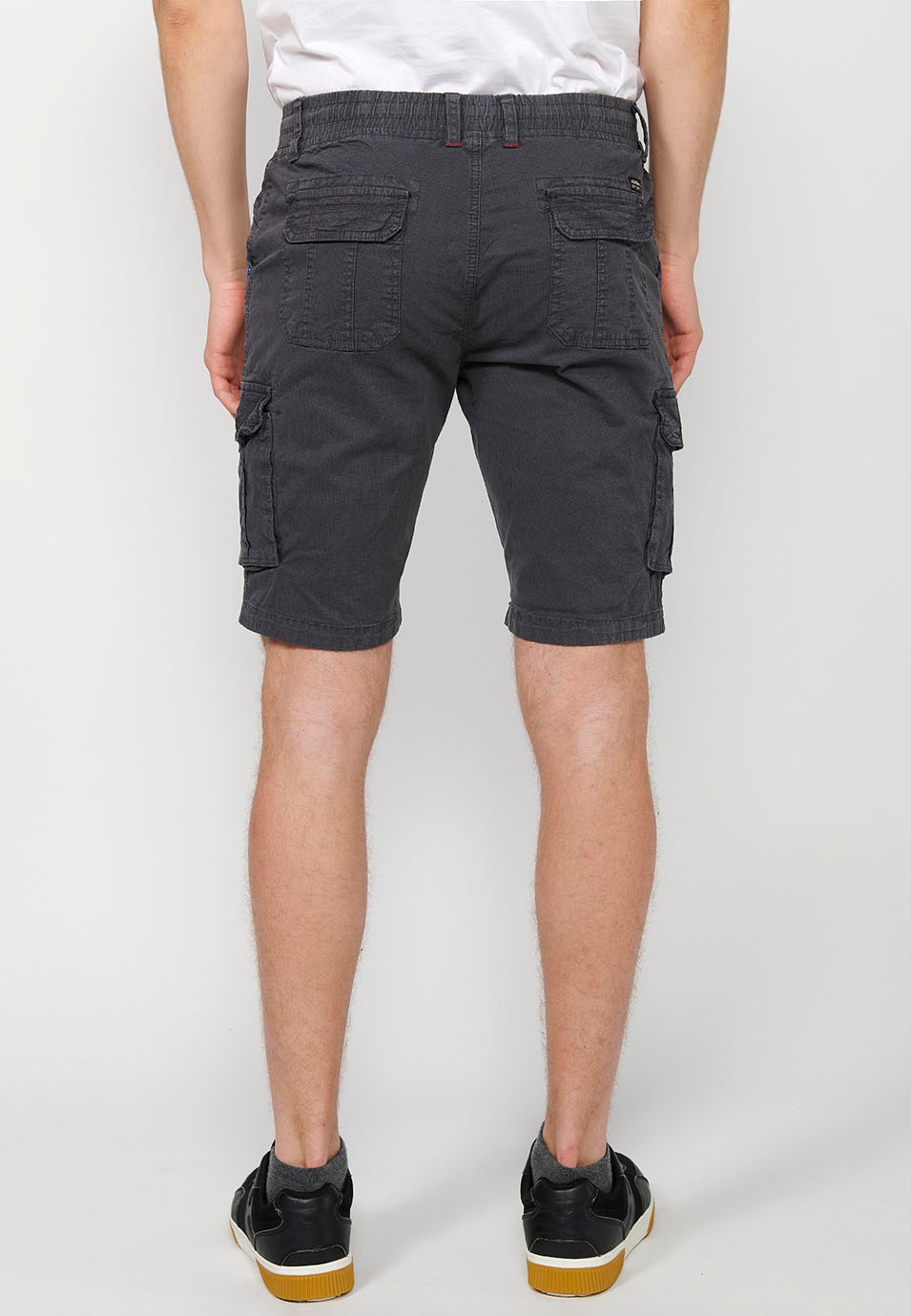 Pantalón corto cargo con Cierre delantero con cremallera y botón y Cuatro bolsillos, dos traseros con solapa con Dos bolsillos cargo con solapa y Cintura ajustable con cordón de Color Gris para Hombre 4