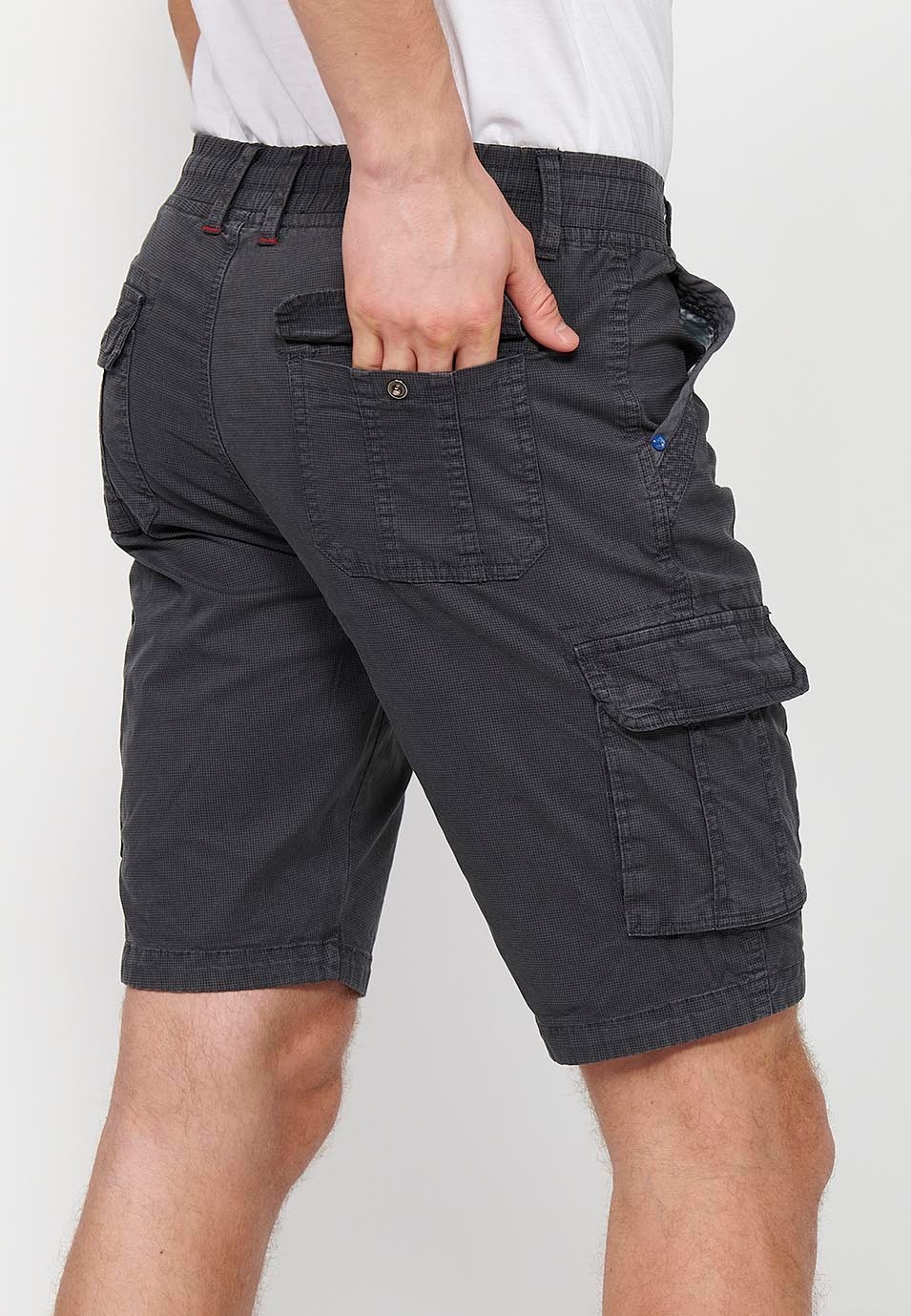 Pantalón corto cargo con Cierre delantero con cremallera y botón y Cuatro bolsillos, dos traseros con solapa con Dos bolsillos cargo con solapa y Cintura ajustable con cordón de Color Gris para Hombre 2