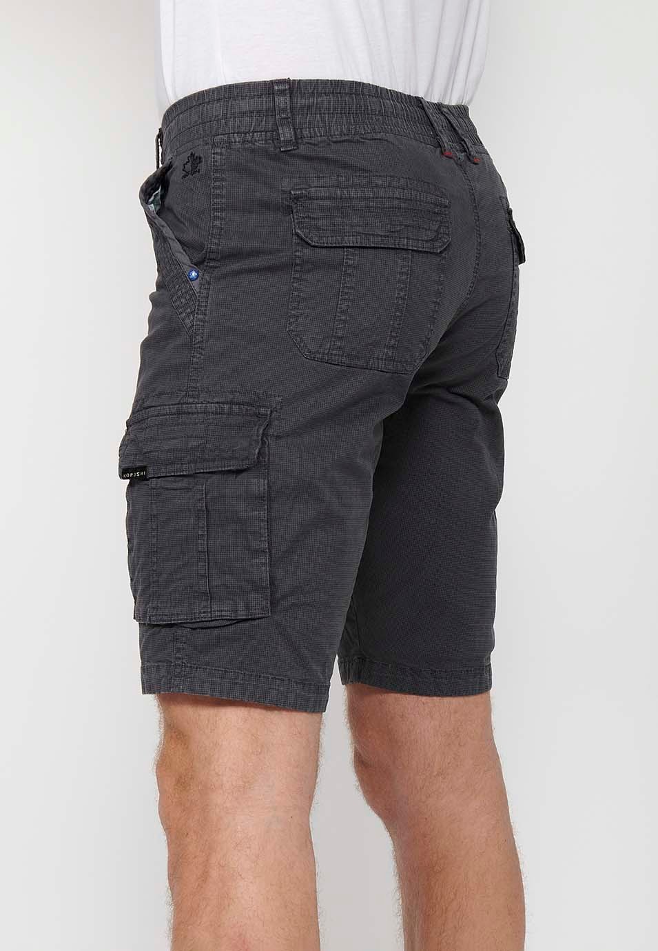 Pantalón corto cargo con Cierre delantero con cremallera y botón y Cuatro bolsillos, dos traseros con solapa con Dos bolsillos cargo con solapa y Cintura ajustable con cordón de Color Gris para Hombre 9