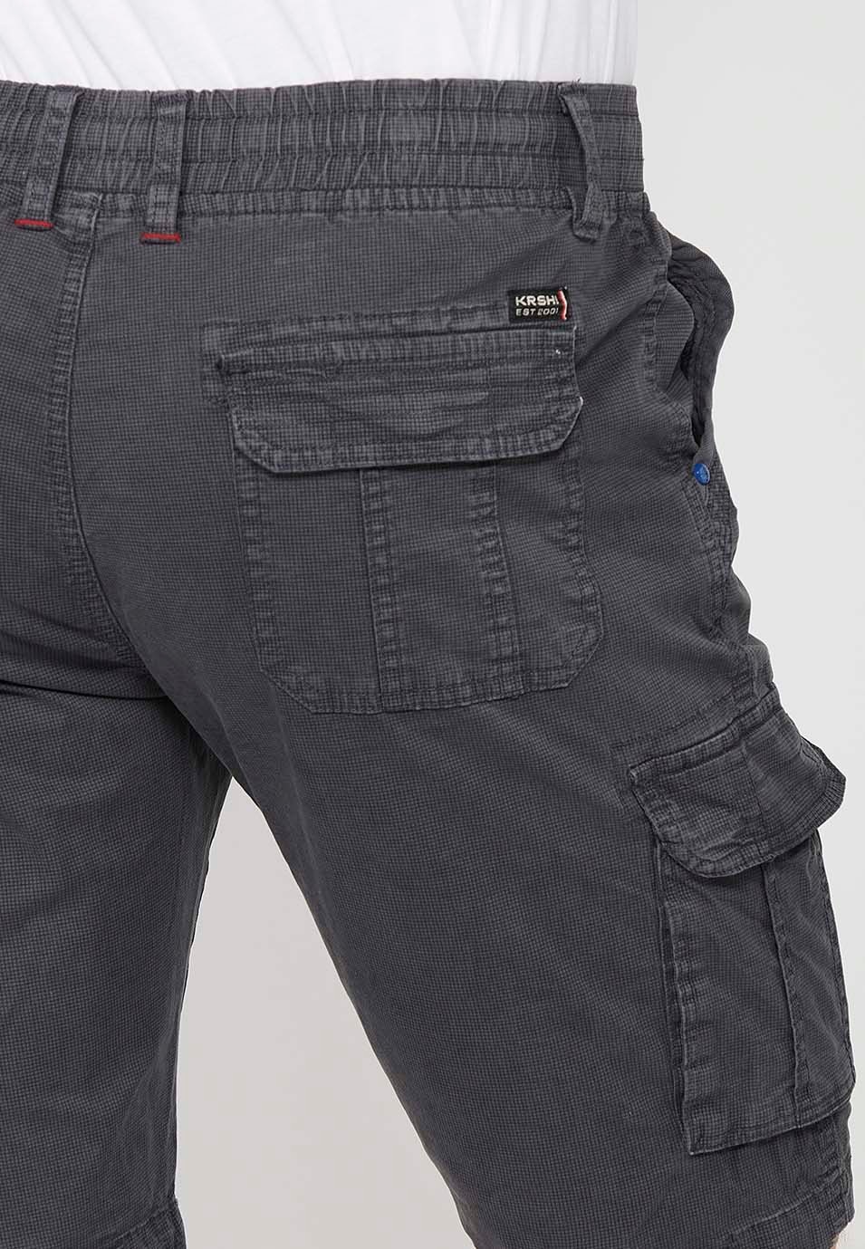 Pantalón corto cargo con Cierre delantero con cremallera y botón y Cuatro bolsillos, dos traseros con solapa con Dos bolsillos cargo con solapa y Cintura ajustable con cordón de Color Gris para Hombre 8