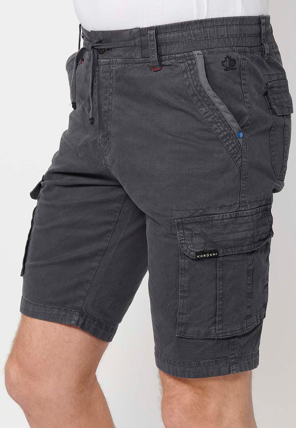 Pantalón corto cargo con Cierre delantero con cremallera y botón y Cuatro bolsillos, dos traseros con solapa con Dos bolsillos cargo con solapa y Cintura ajustable con cordón de Color Gris para Hombre 6