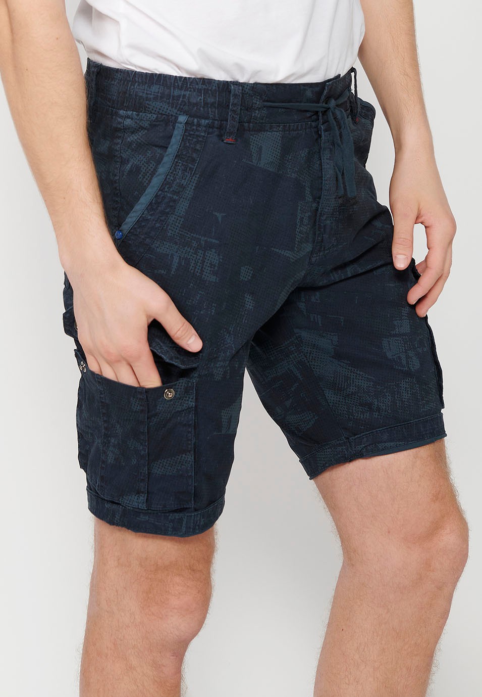 Cargo-Shorts mit Frontverschluss mit Reißverschluss und Knopf und vier Taschen, zwei Gesäßtaschen mit Patte, zwei Cargotaschen mit Patte und verstellbarer Taille mit Kordelzug in Blau für Herren 7