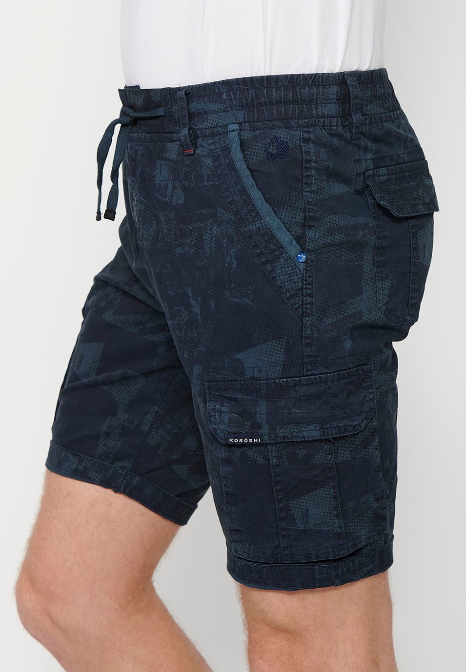 Pantalón corto cargo con Cierre delantero con cremallera y botón y Cuatro bolsillos, dos traseros con solapa con Dos bolsillos cargo con solapa y Cintura ajustable con cordón de Color Azul para Hombre 8