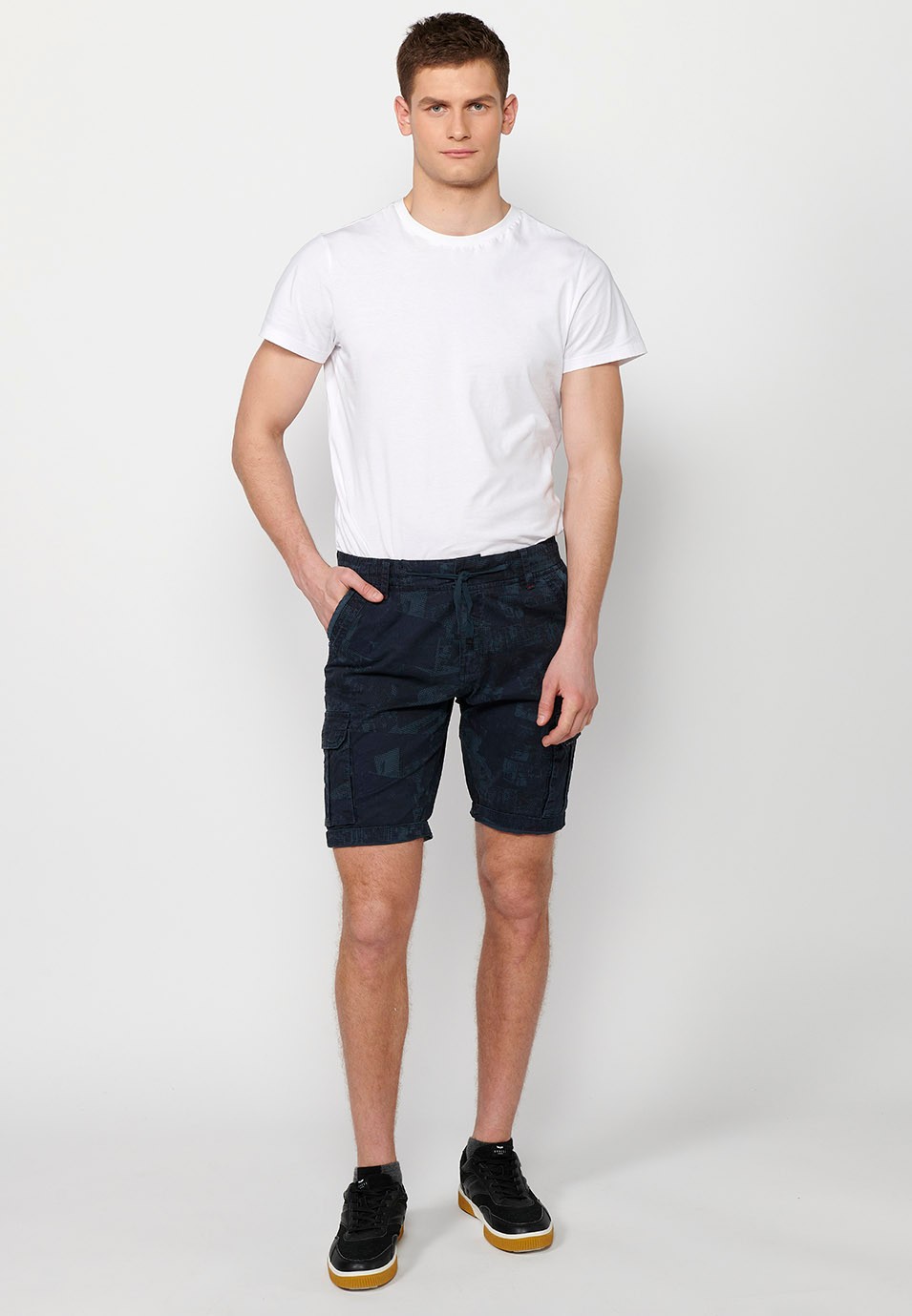 Cargo-Shorts mit Frontverschluss mit Reißverschluss und Knopf und vier Taschen, zwei Gesäßtaschen mit Patte, zwei Cargotaschen mit Patte und verstellbarer Taille mit Kordelzug in Blau für Herren