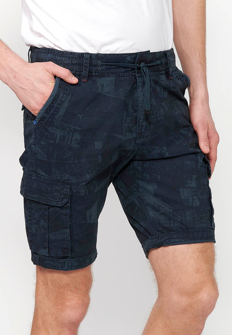 Pantalón corto cargo con Cierre delantero con cremallera y botón y Cuatro bolsillos, dos traseros con solapa con Dos bolsillos cargo con solapa y Cintura ajustable con cordón de Color Azul para Hombre 4