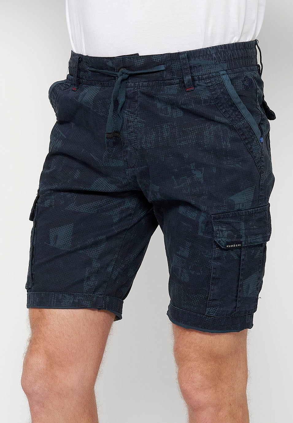 Pantalón corto cargo con Cierre delantero con cremallera y botón y Cuatro bolsillos, dos traseros con solapa con Dos bolsillos cargo con solapa y Cintura ajustable con cordón de Color Azul para Hombre 5