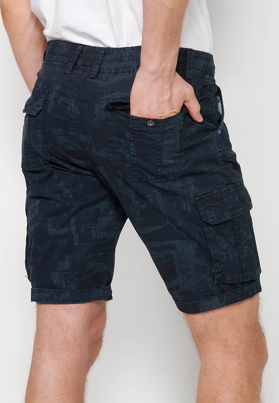 Cargo-Shorts mit Frontverschluss mit Reißverschluss und Knopf und vier Taschen, zwei Gesäßtaschen mit Patte, zwei Cargotaschen mit Patte und verstellbarer Taille mit Kordelzug in Blau für Herren 2