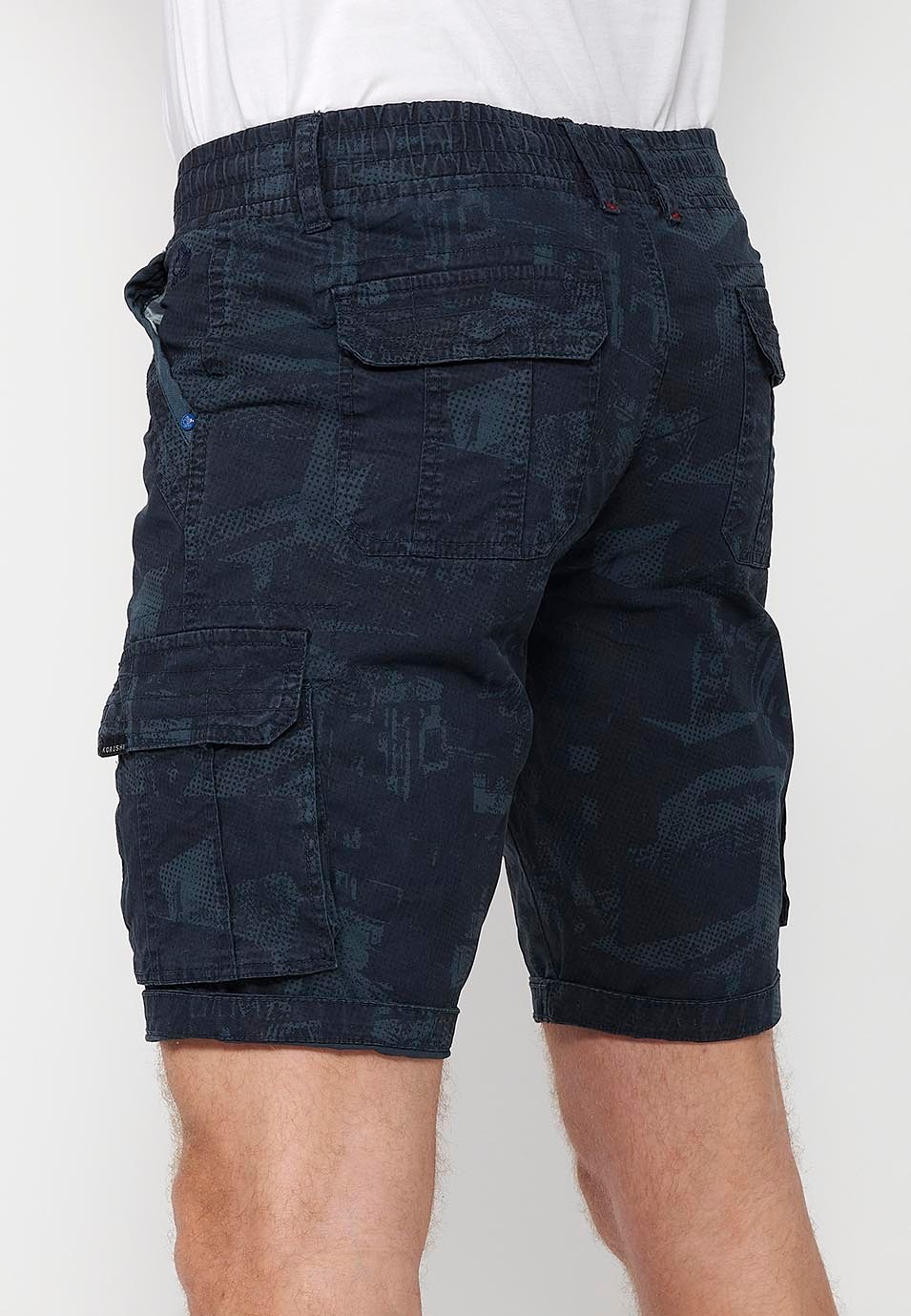 Pantalón corto cargo con Cierre delantero con cremallera y botón y Cuatro bolsillos, dos traseros con solapa con Dos bolsillos cargo con solapa y Cintura ajustable con cordón de Color Azul para Hombre 9