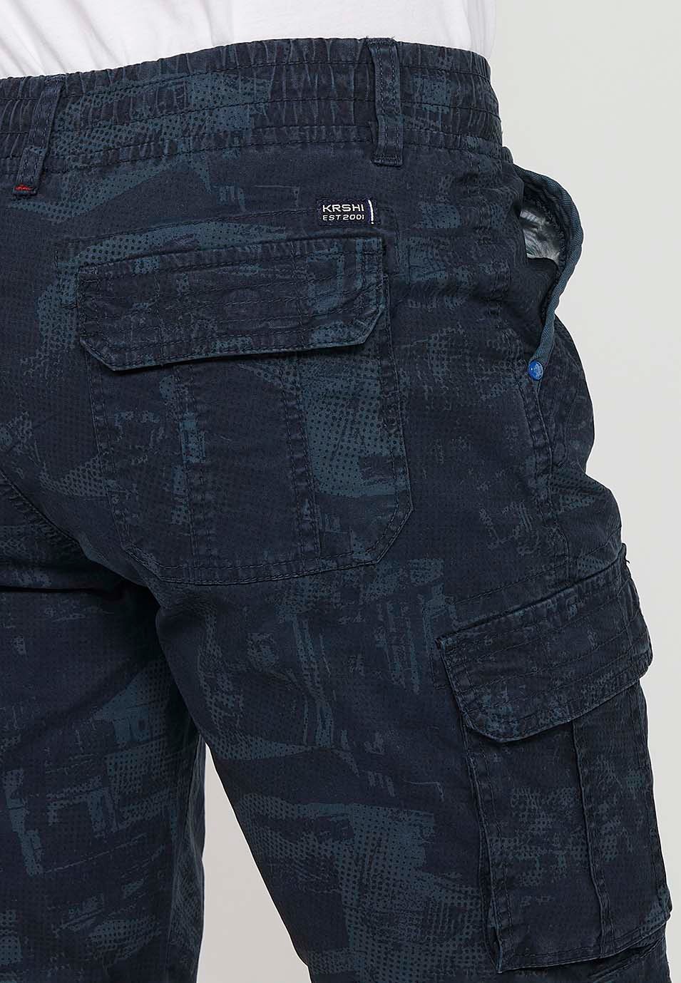 Pantalón corto cargo con Cierre delantero con cremallera y botón y Cuatro bolsillos, dos traseros con solapa con Dos bolsillos cargo con solapa y Cintura ajustable con cordón de Color Azul para Hombre 6