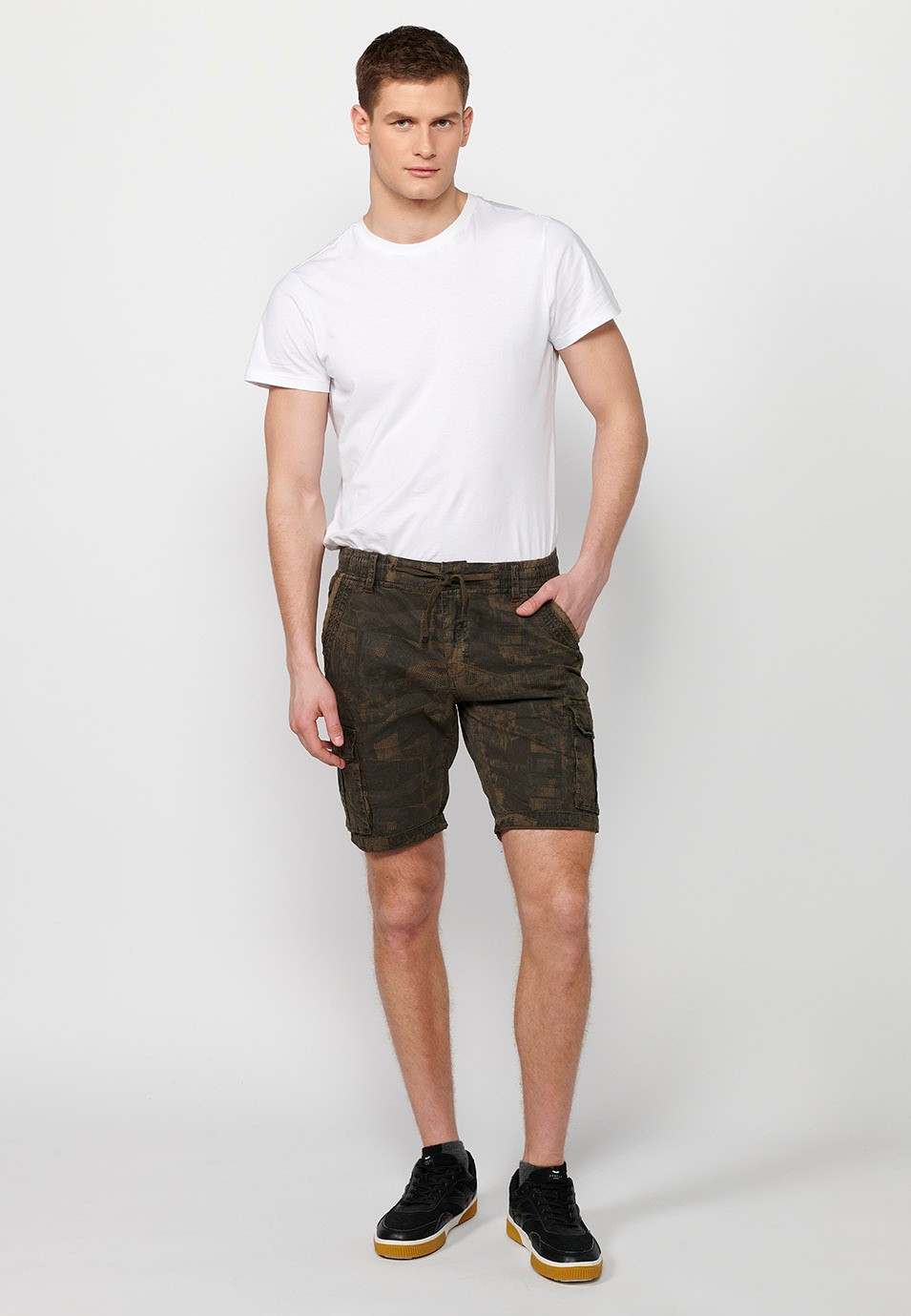 Cargo shorts with front closure with zipper and button and four pockets, two rear pockets with flap with two cargo pockets with flap and adjustable waist with drawstring in Khaki color for men