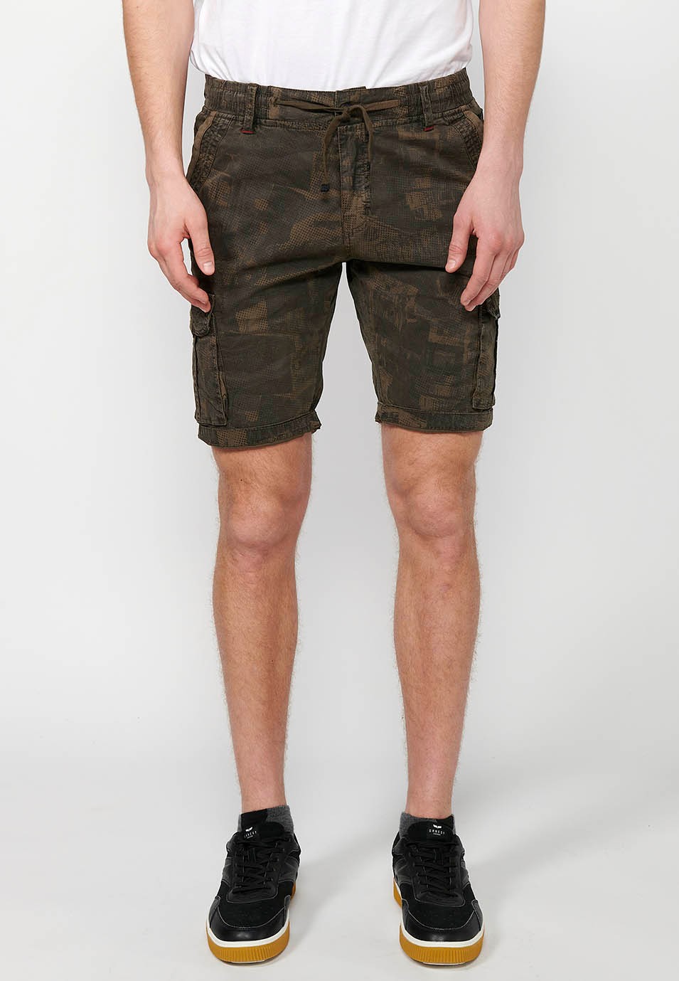 Cargo shorts with front closure with zipper and button and four pockets, two rear pockets with flap with two cargo pockets with flap and adjustable waist with drawstring in Khaki color for men 1