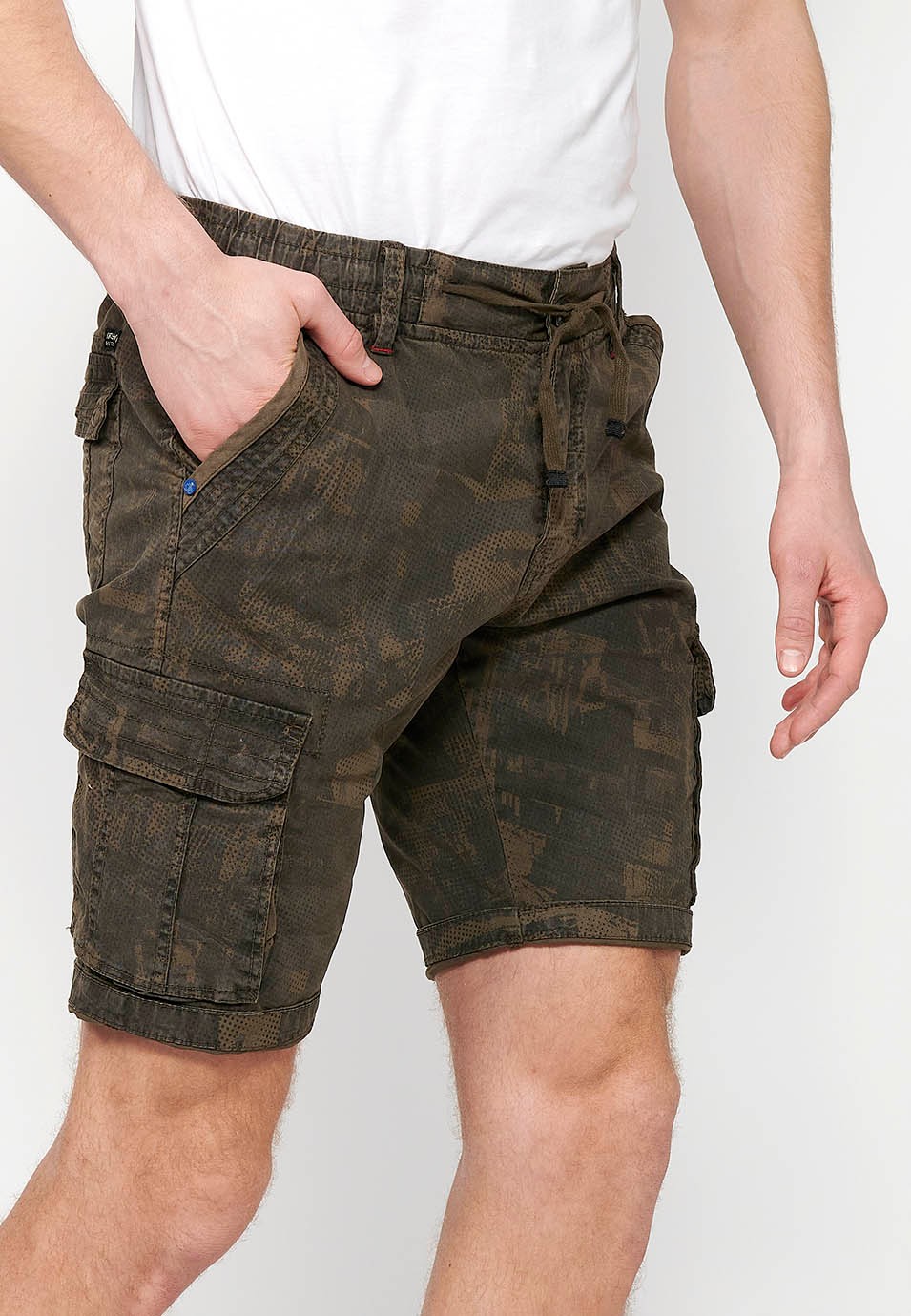 Short cargo avec fermeture avant avec fermeture éclair et bouton et quatre poches, deux poches arrière avec rabat avec deux poches cargo avec rabat et taille réglable avec cordon de serrage de couleur Kaki pour homme 2