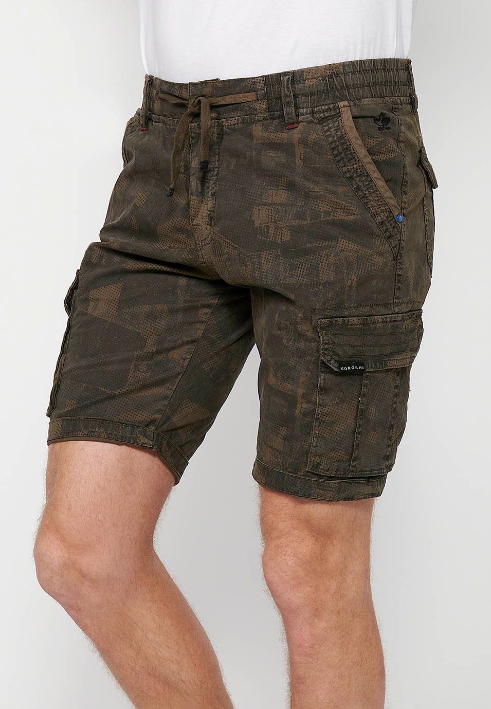 Cargo shorts with front closure with zipper and button and four pockets, two rear pockets with flap with two cargo pockets with flap and adjustable waist with drawstring in Khaki color for men 5