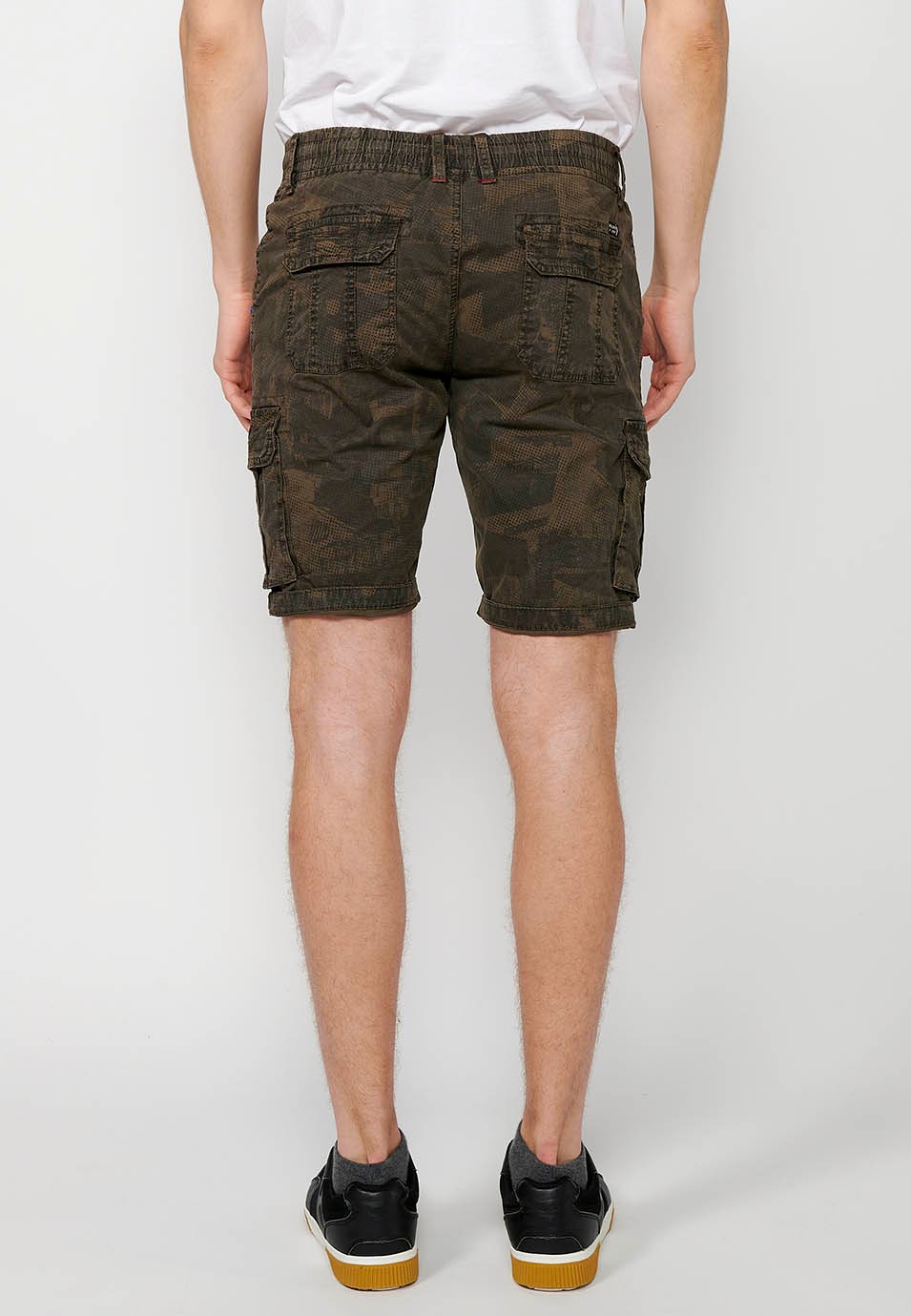 Cargo shorts with front closure with zipper and button and four pockets, two rear pockets with flap with two cargo pockets with flap and adjustable waist with drawstring in Khaki color for men 3