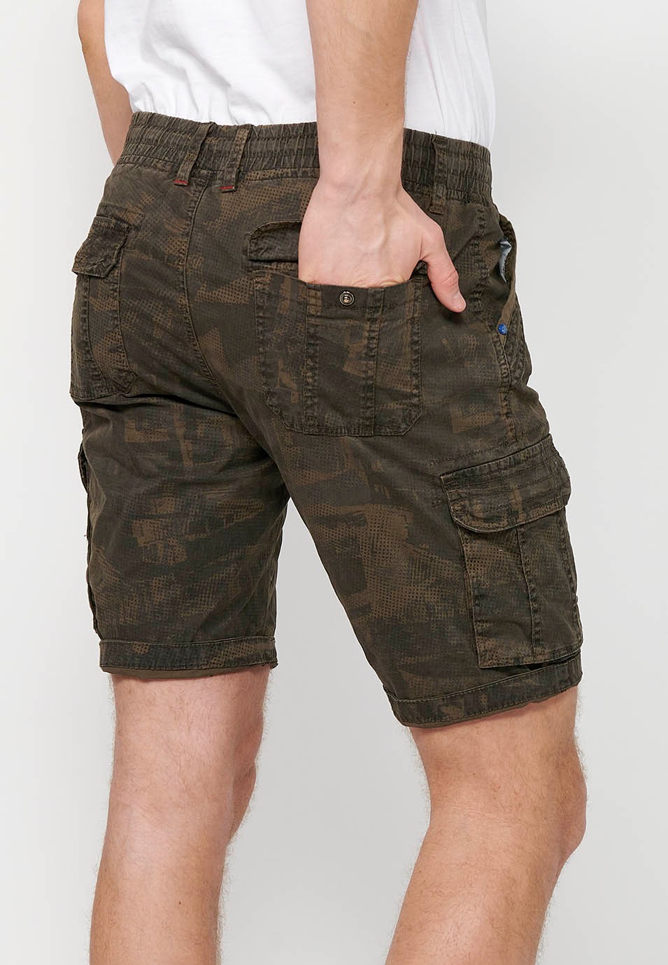 Short cargo avec fermeture avant avec fermeture éclair et bouton et quatre poches, deux poches arrière avec rabat avec deux poches cargo avec rabat et taille réglable avec cordon de serrage de couleur Kaki pour homme 4