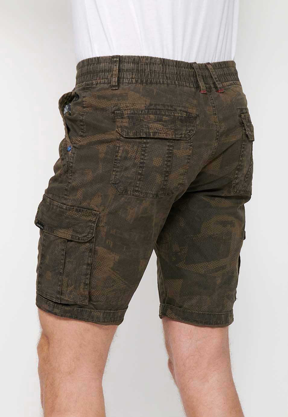 Short cargo avec fermeture avant avec fermeture éclair et bouton et quatre poches, deux poches arrière avec rabat avec deux poches cargo avec rabat et taille réglable avec cordon de serrage de couleur Kaki pour homme 7