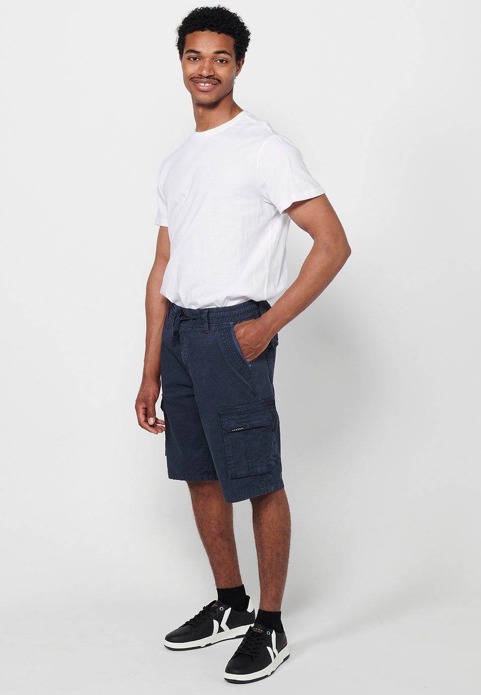 Cargo shorts with front closure with zipper and button and four pockets, two rear pockets with flap with two cargo pockets with flap and adjustable waist with drawstring in Navy Color for Men