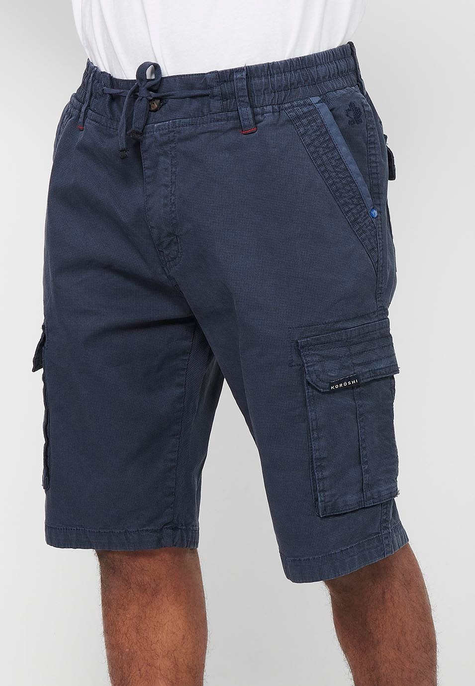 Short cargo avec fermeture avant avec fermeture éclair et bouton et quatre poches, deux poches arrière avec rabat avec deux poches cargo avec rabat et taille réglable avec cordon de serrage de couleur marine pour homme 4