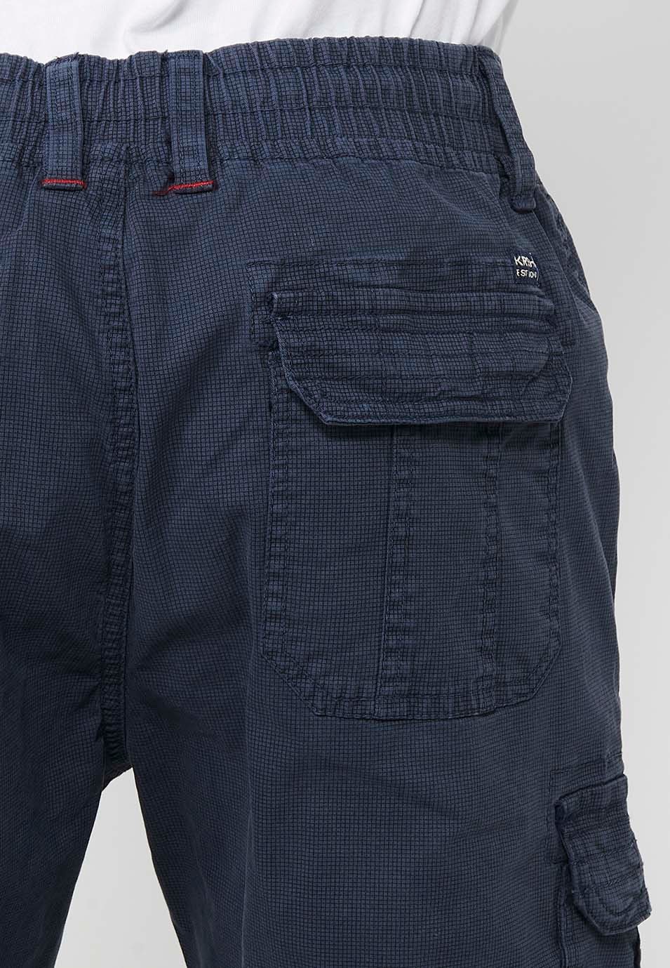 Pantalón corto cargo con Cierre delantero con cremallera y botón y Cuatro bolsillos, dos traseros con solapa con Dos bolsillos cargo con solapa y Cintura ajustable con cordón de Color Navy para Hombre 8