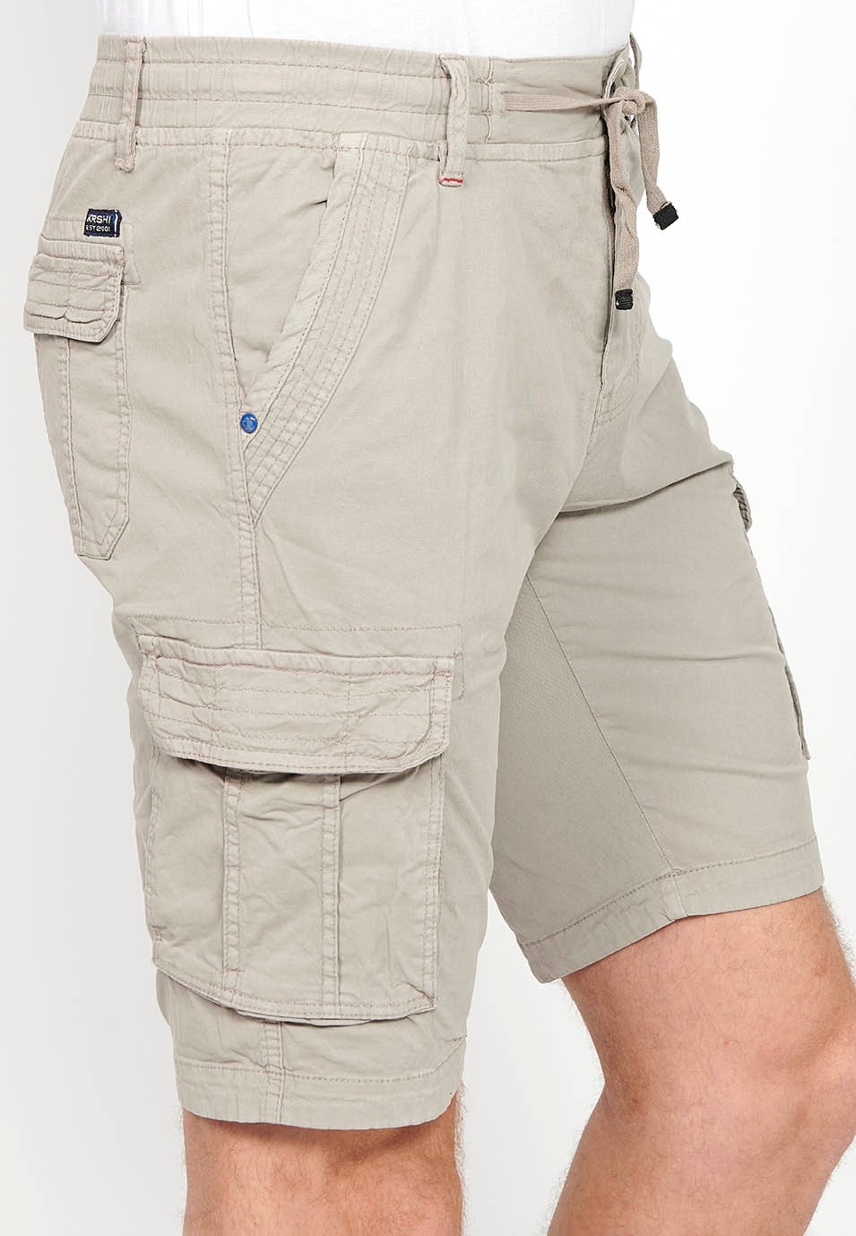 Cargo shorts with front closure with zipper and button and four pockets, two back pockets with flap with two cargo pockets with flap and adjustable waist with drawstring in Stone Color for Men