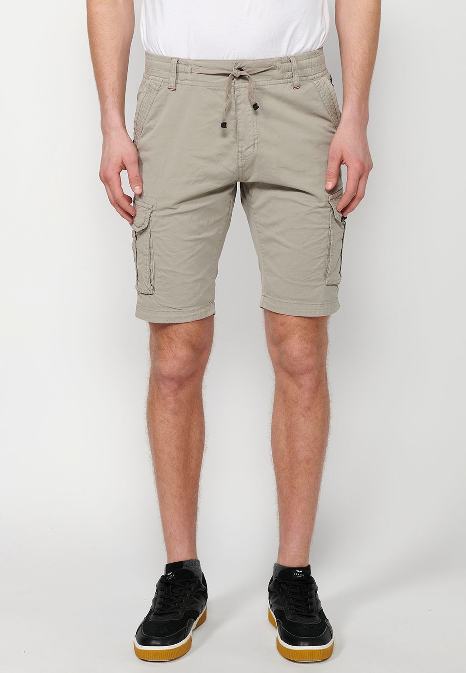 Cargo shorts with front closure with zipper and button and four pockets, two back pockets with flap with two cargo pockets with flap and adjustable waist with drawstring in Stone Color for Men