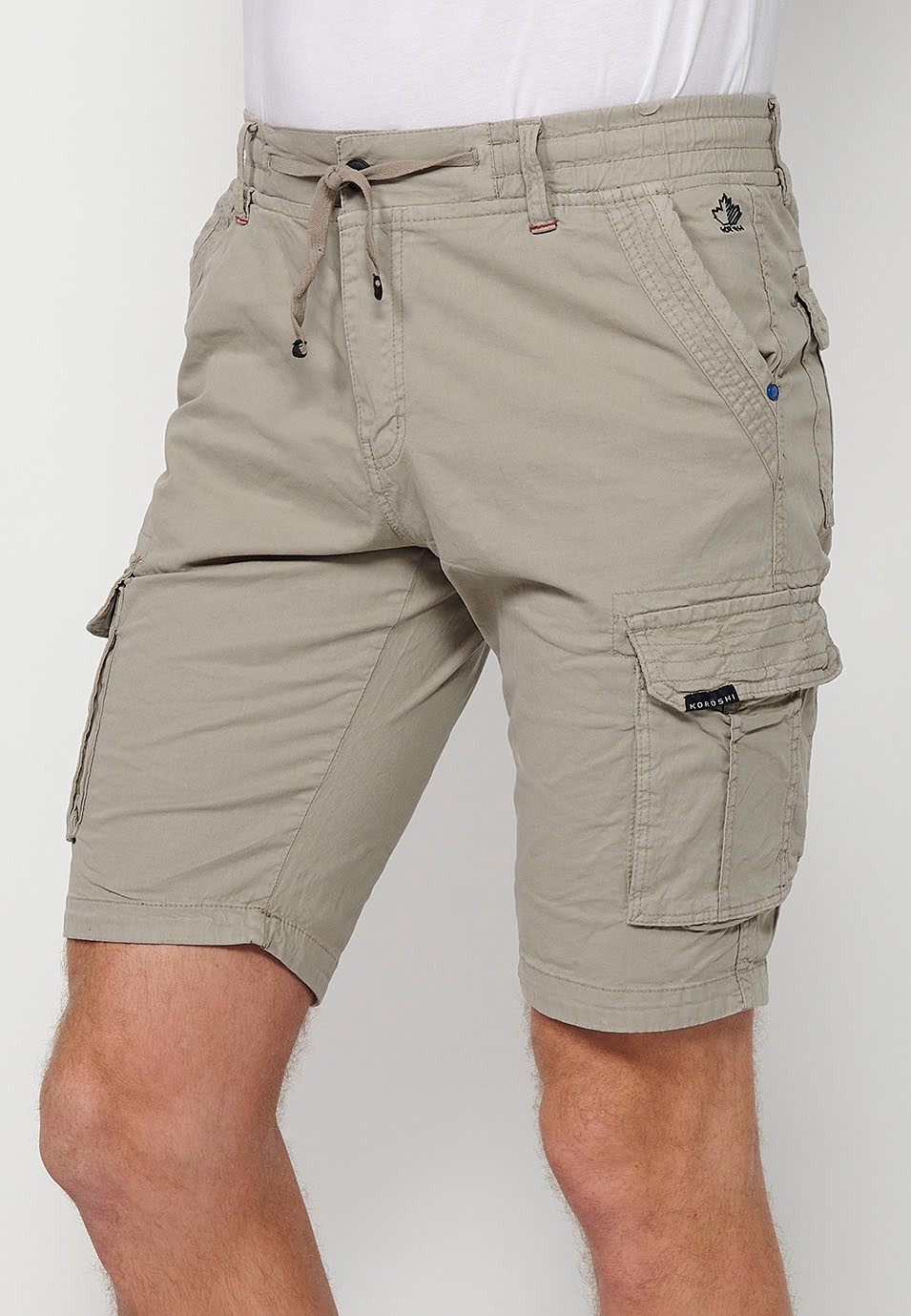 Cargo-Shorts mit Frontverschluss mit Reißverschluss und Knopf und vier Taschen, zwei Gesäßtaschen mit Patte mit zwei Cargotaschen mit Patte und verstellbarer Taille mit Kordelzug in Steinfarbe für Herren