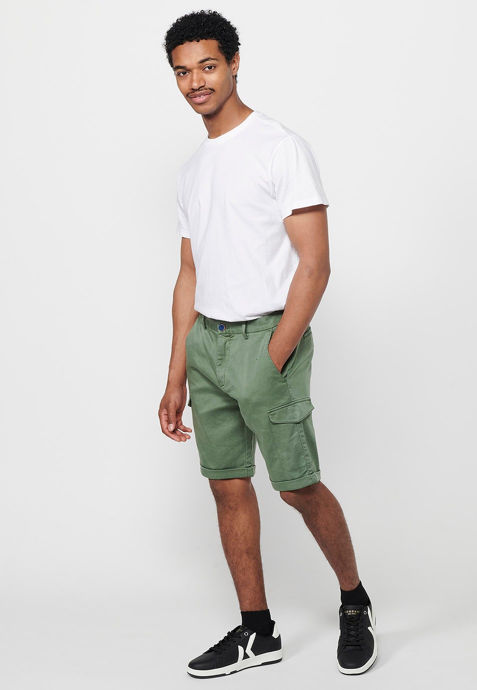 Pantalón corto con Cintura engomada y cierre con cremallera y botón con Bolsillos, dos laterales con solapa de Color Verde para Hombre