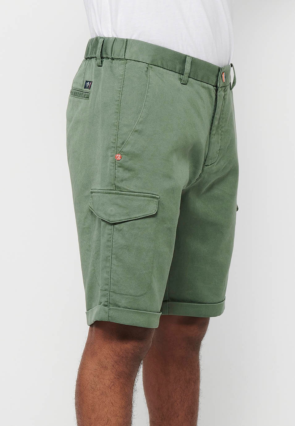 Pantalón corto con Cintura engomada y cierre con cremallera y botón con Bolsillos, dos laterales con solapa de Color Verde para Hombre 3