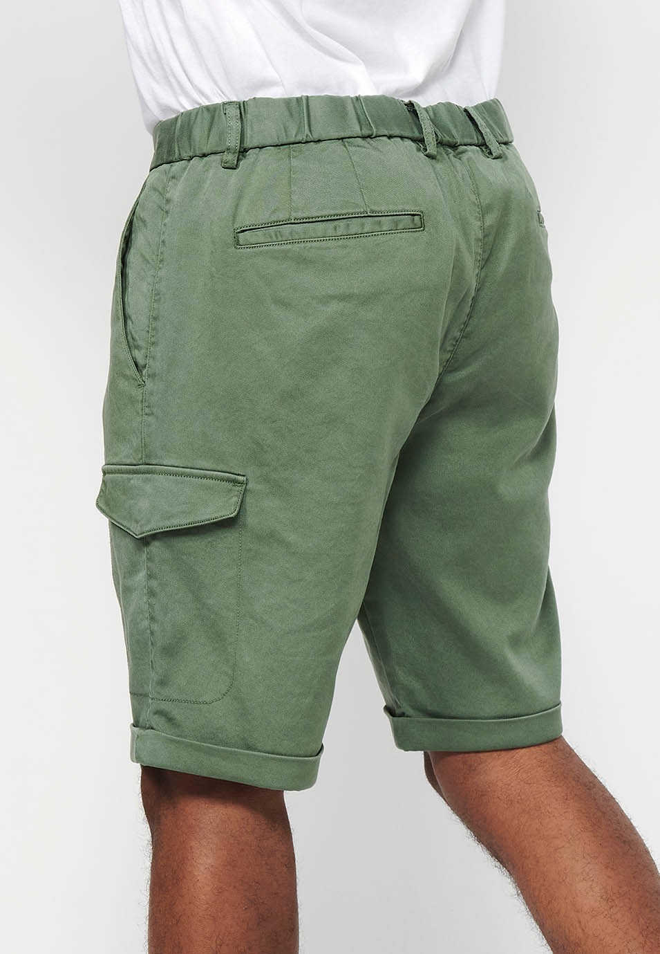 Pantalón corto con Cintura engomada y cierre con cremallera y botón con Bolsillos, dos laterales con solapa de Color Verde para Hombre 5