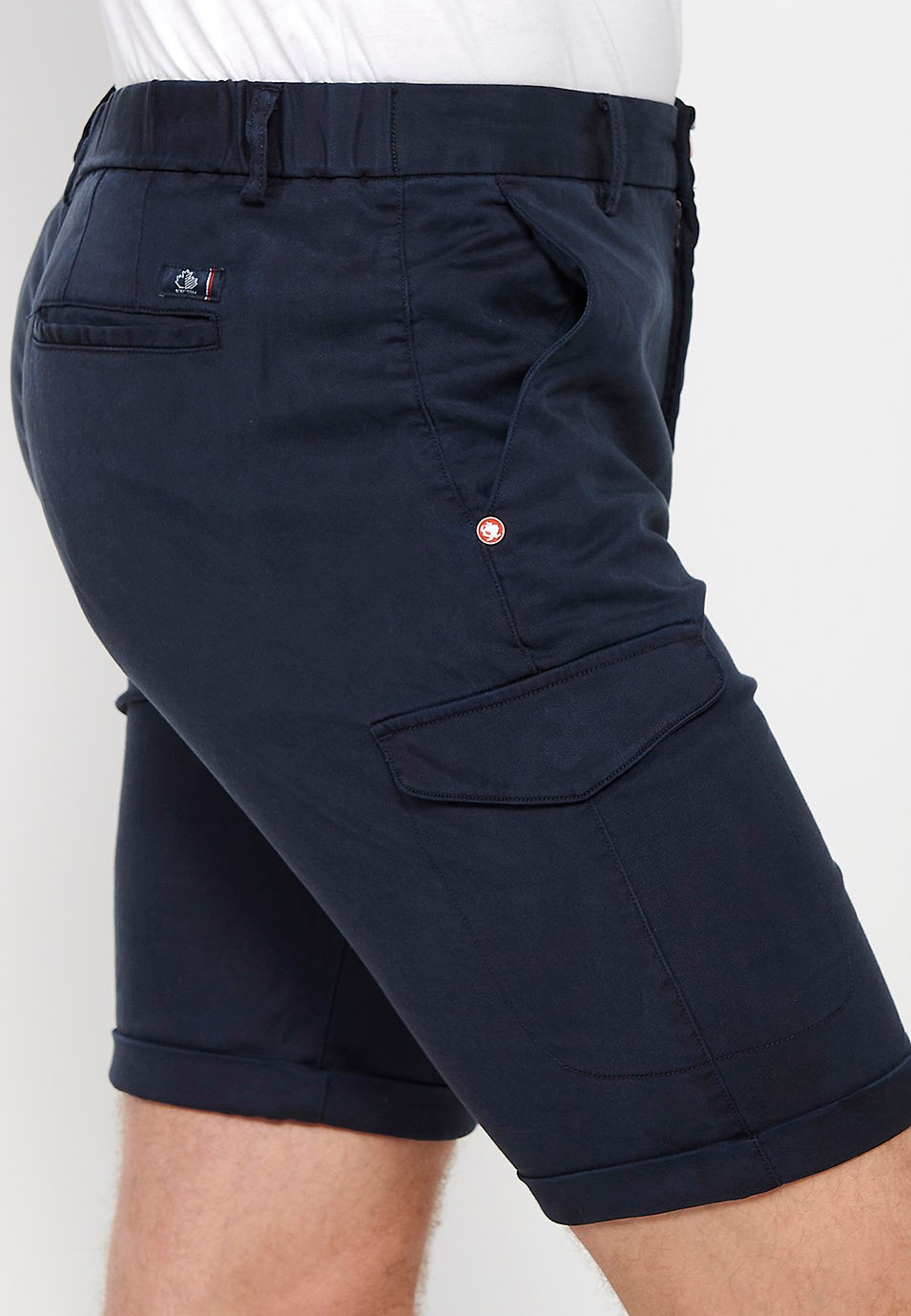 Pantalón corto con Cintura engomada y cierre con cremallera y botón con Bolsillos, dos laterales con solapa de Color Navy para Hombre