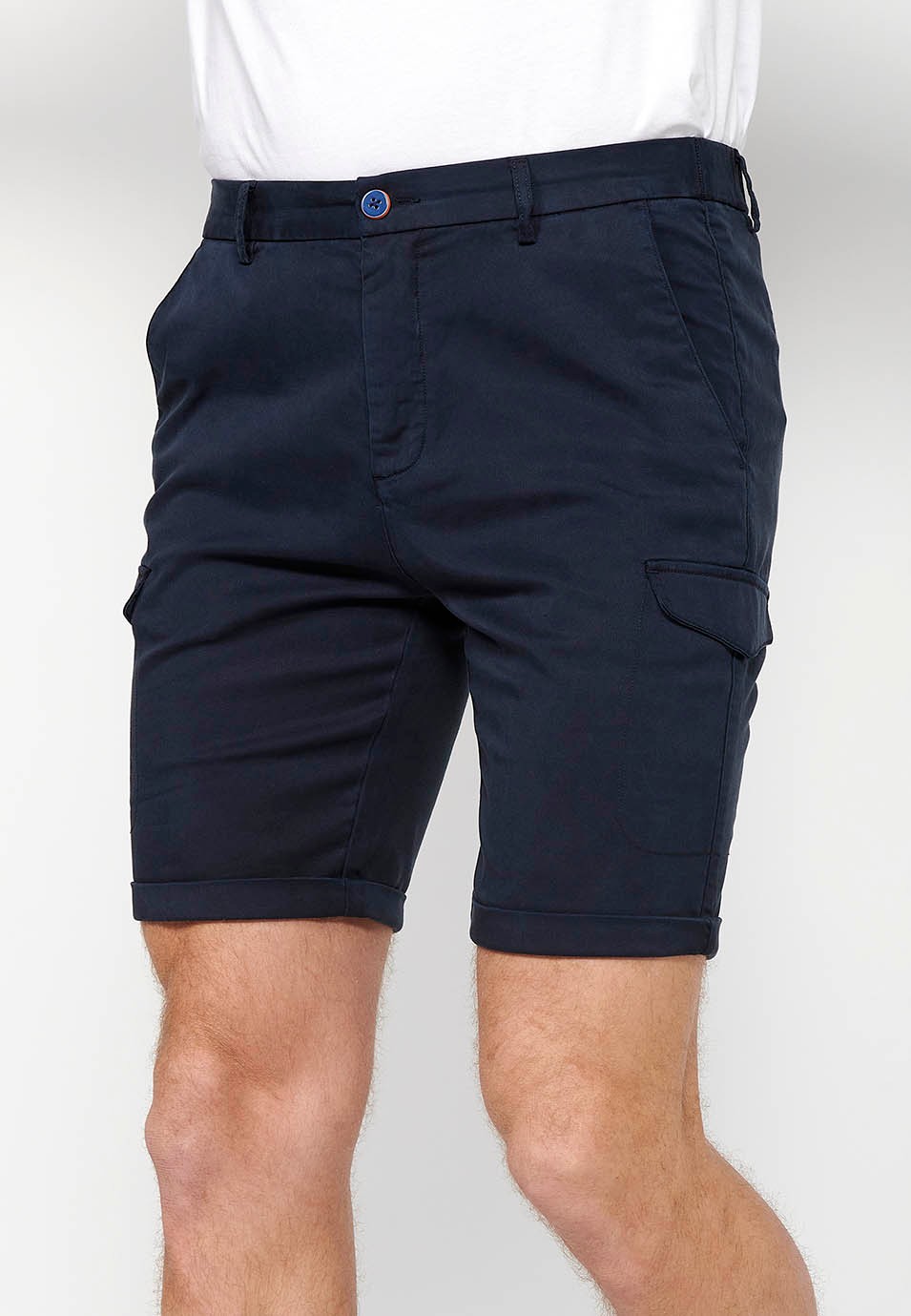 Short avec taille caoutchoutée et fermeture à glissière et bouton avec poches, deux côtés avec rabat de couleur marine pour homme