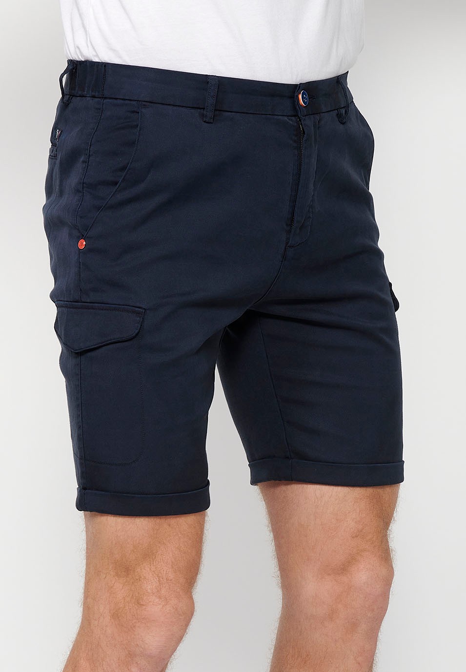 Short avec taille caoutchoutée et fermeture à glissière et bouton avec poches, deux côtés avec rabat de couleur marine pour homme