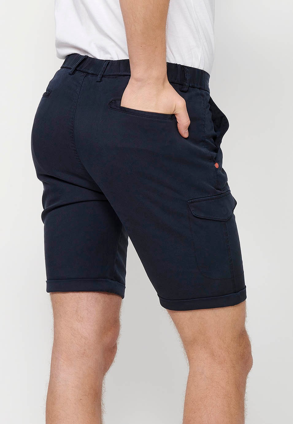 Pantalón corto con Cintura engomada y cierre con cremallera y botón con Bolsillos, dos laterales con solapa de Color Navy para Hombre