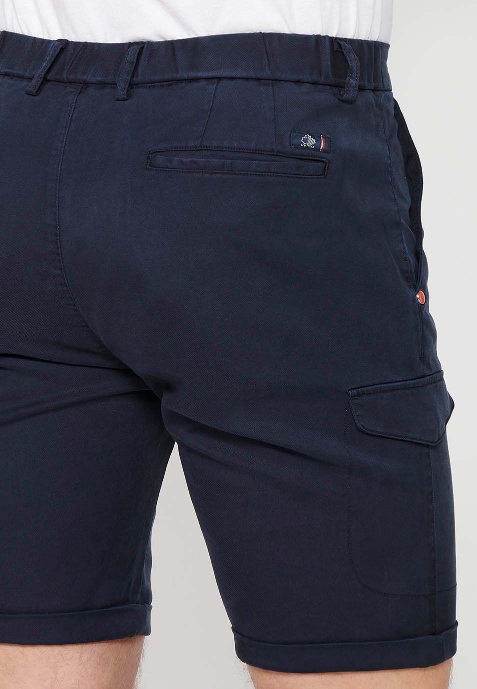 Pantalón corto con Cintura engomada y cierre con cremallera y botón con Bolsillos, dos laterales con solapa de Color Navy para Hombre