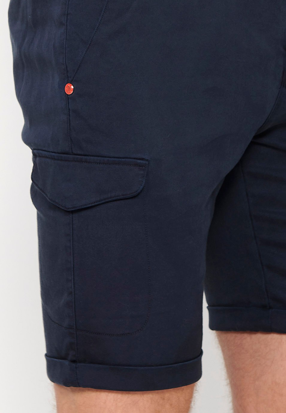 Short avec taille caoutchoutée et fermeture à glissière et bouton avec poches, deux côtés avec rabat de couleur marine pour homme