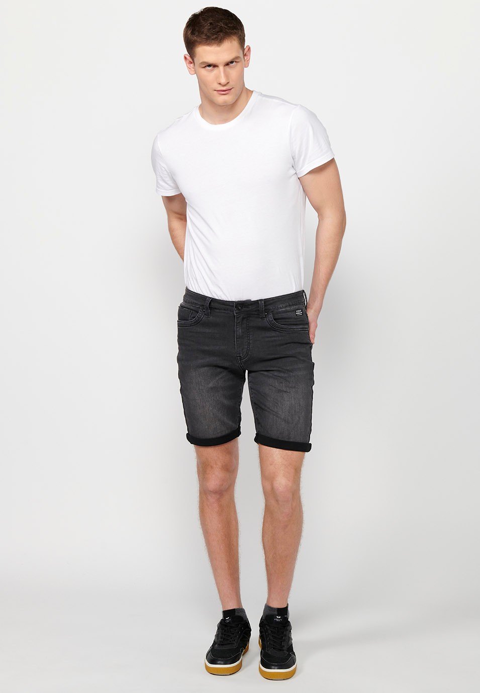 Short avec finition revers avec fermeture sur le devant avec fermeture éclair et bouton en Noir pour Homme