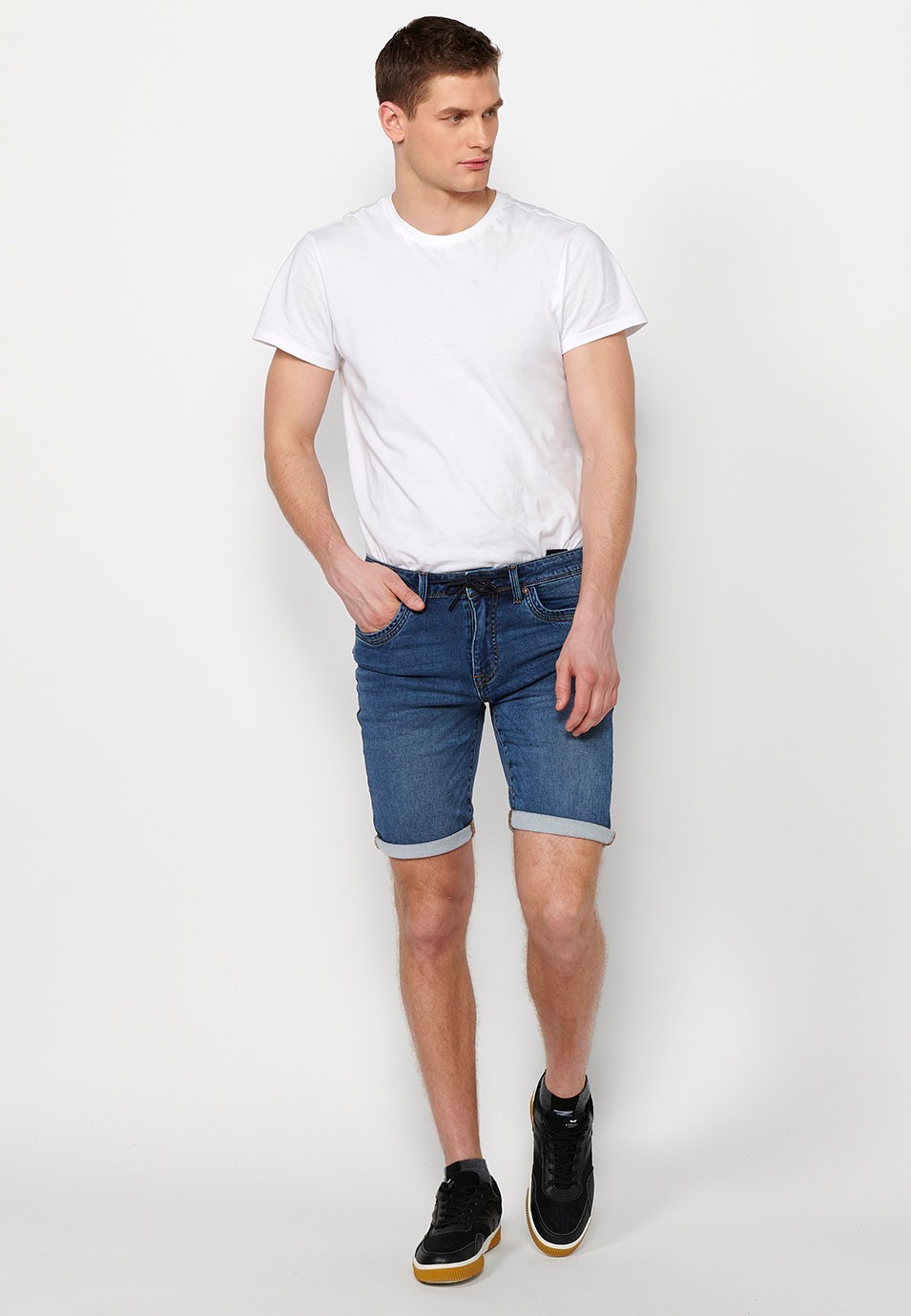 Short avec finition revers avec fermeture sur le devant avec fermeture éclair et bouton en Bleu pour Homme