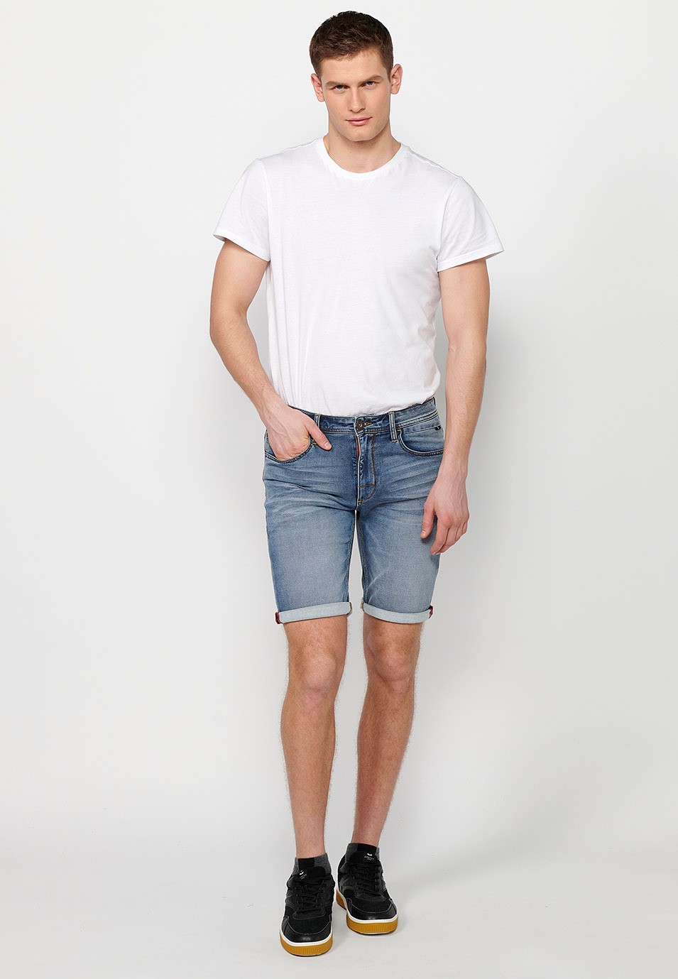 Blaue Denim-Bermudashorts mit Umschlag und Frontreißverschluss und Knopfverschluss für Herren