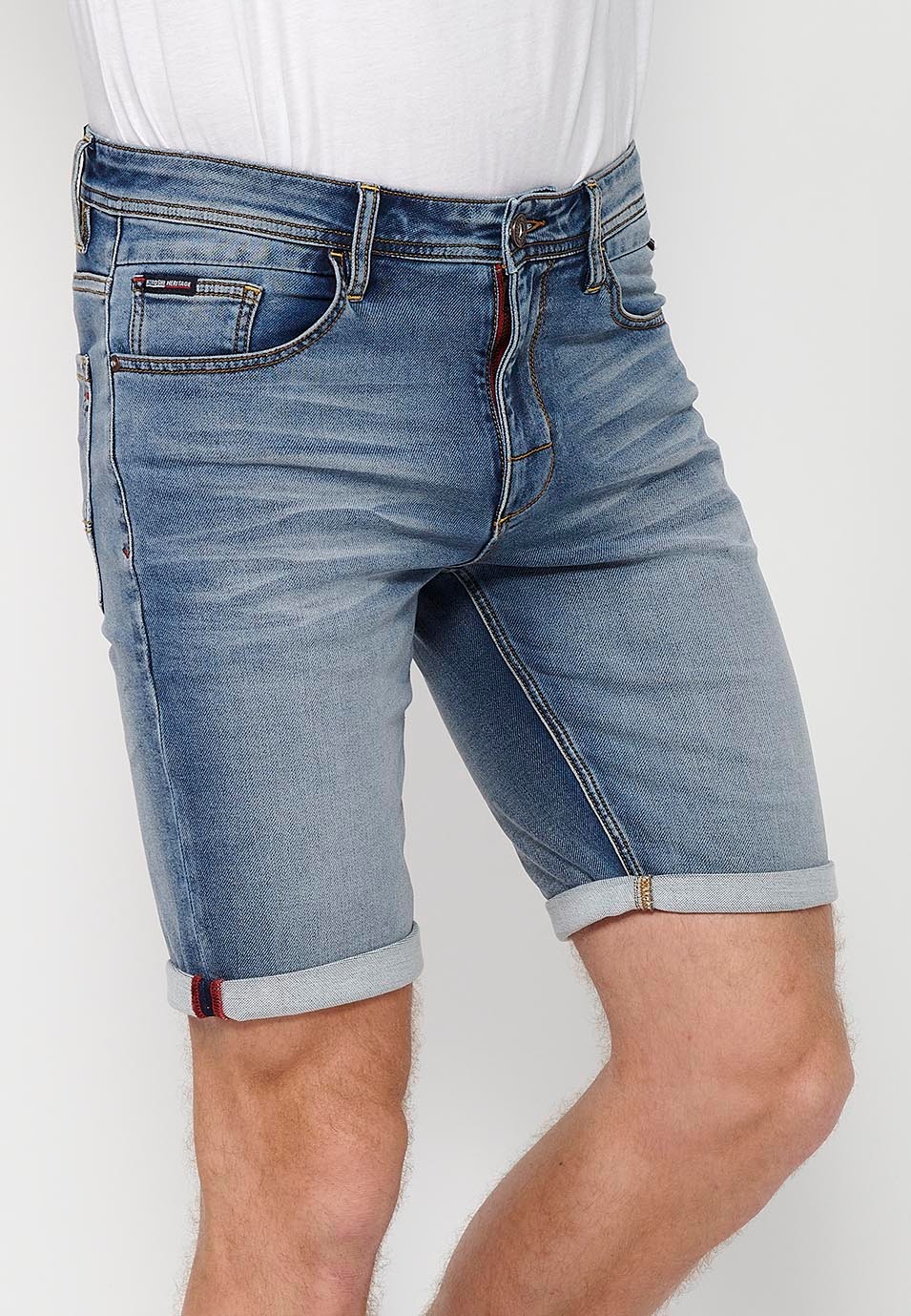 Pantalón corto Bermuda Vaquera con acabado en vuelta y Cierre delantero con cremallera y botón de Color Azul para Hombre 3