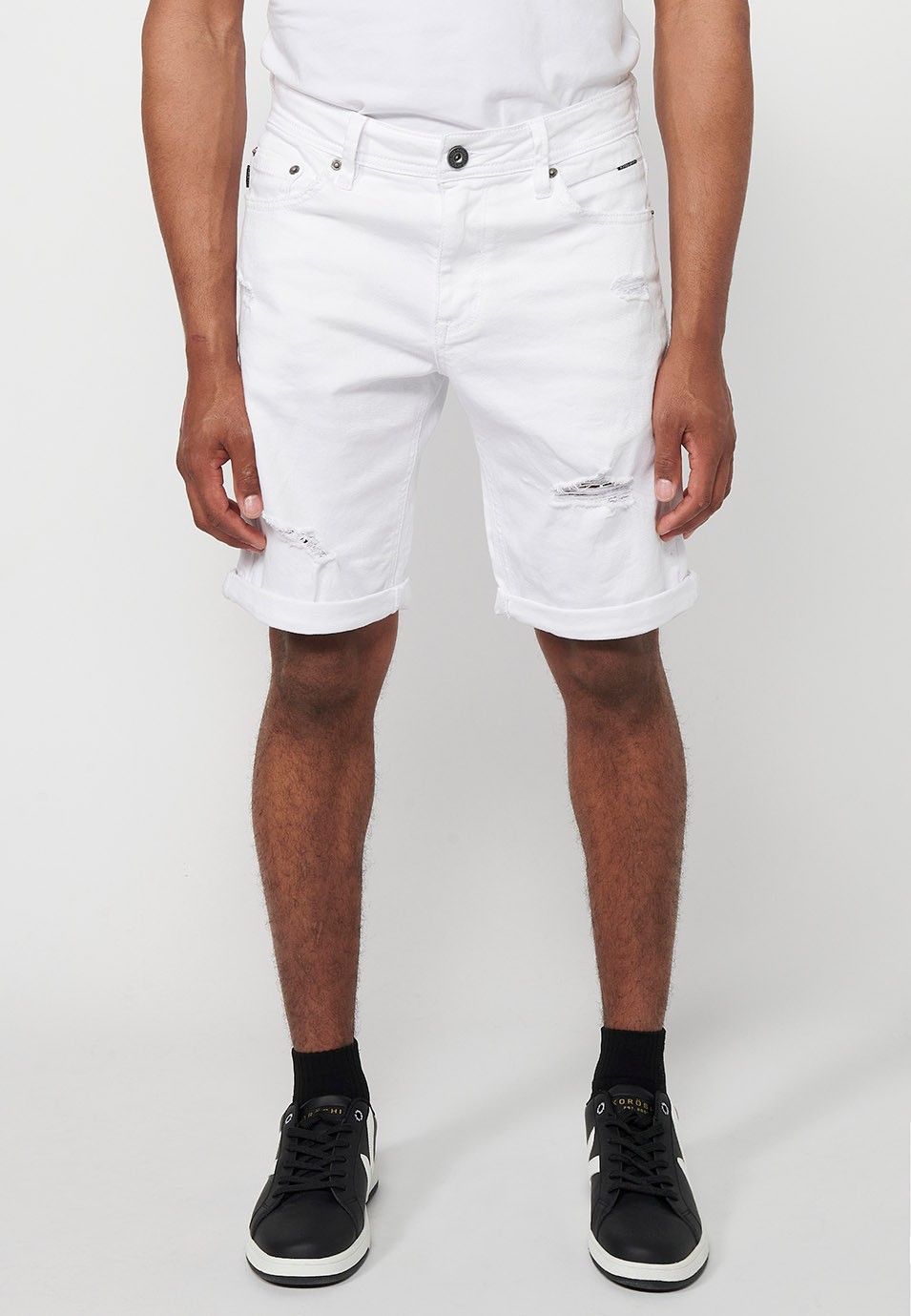 Bermuda en jean avec finition revers et fermeture sur le devant avec fermeture éclair et bouton en Blanc pour Homme 4