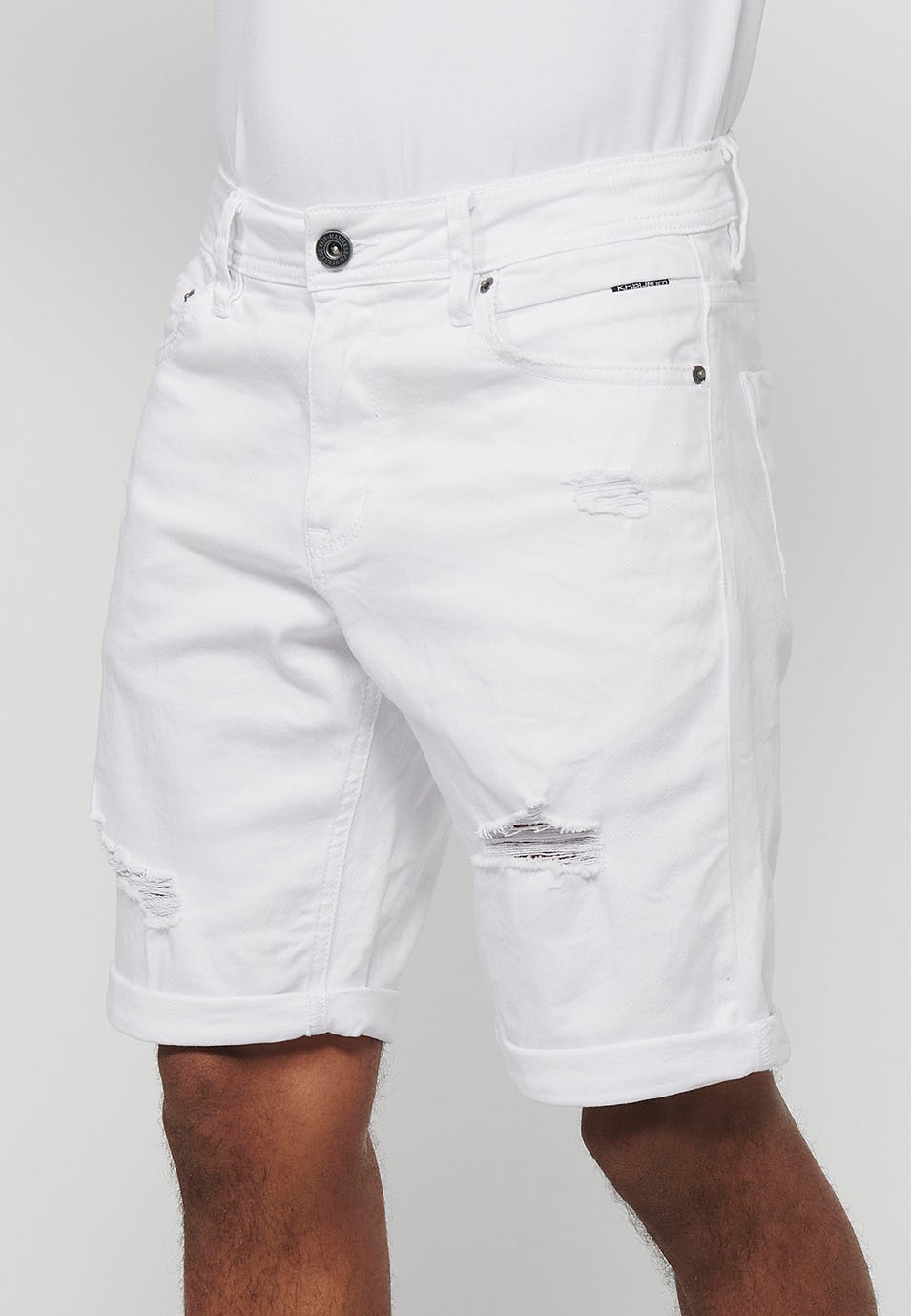 Bermuda en jean avec finition revers et fermeture sur le devant avec fermeture éclair et bouton en Blanc pour Homme 5