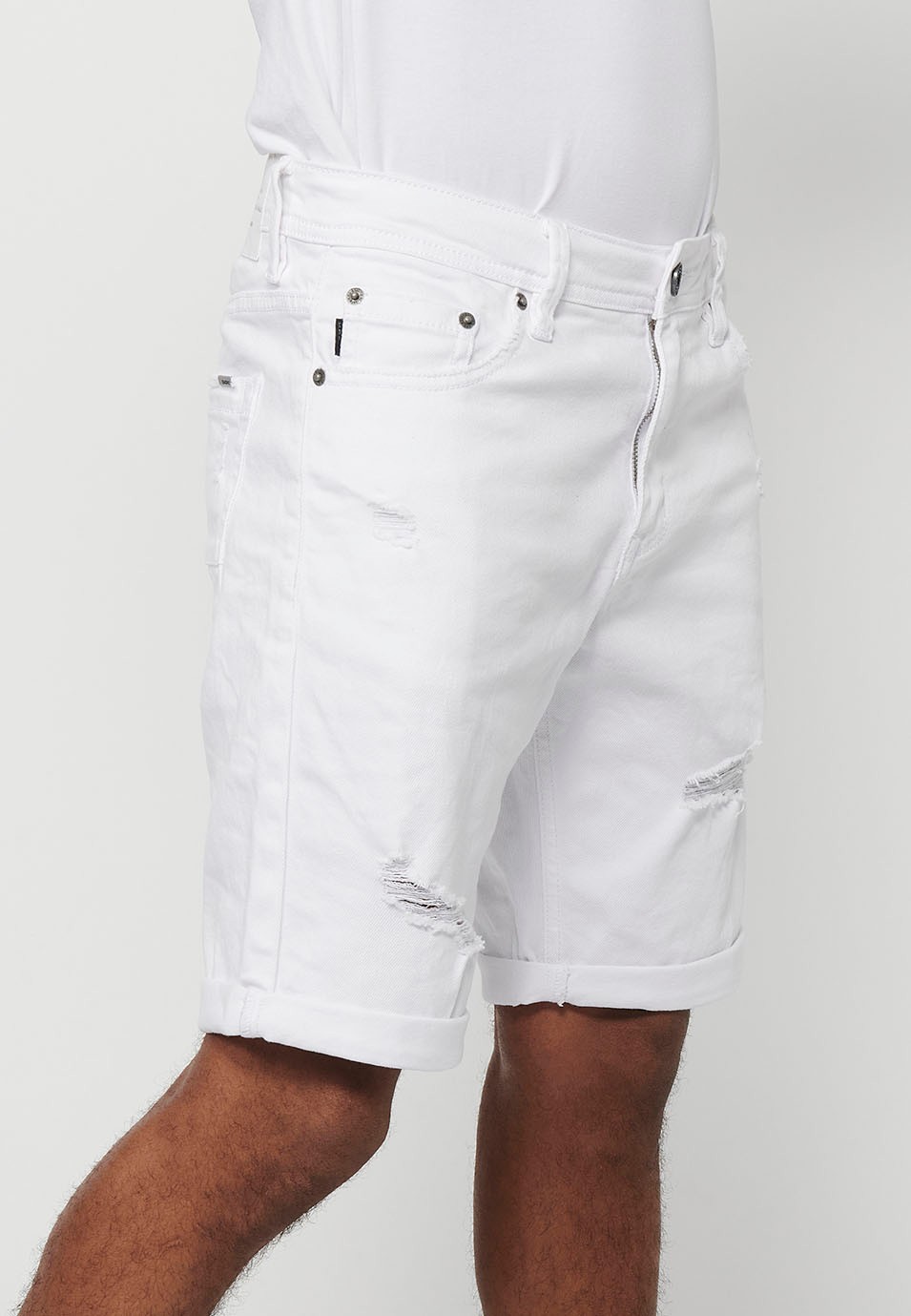 Bermuda en jean avec finition revers et fermeture sur le devant avec fermeture éclair et bouton en Blanc pour Homme 3