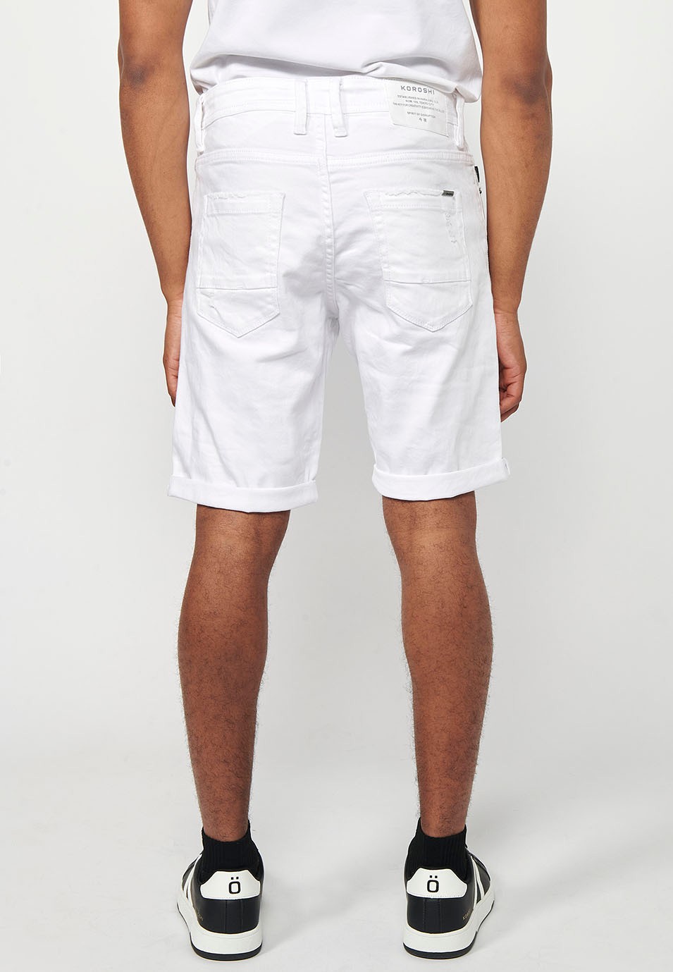 Pantalón corto Bermuda Vaquera con acabado en vuelta y Cierre delantero con cremallera y botón de Color Blanco para Hombre 1