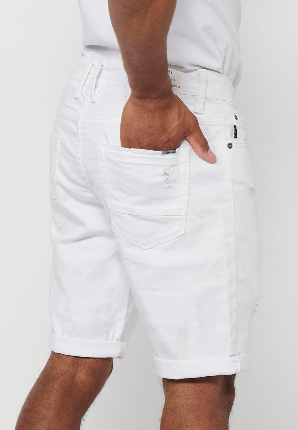 Pantalón corto Bermuda Vaquera con acabado en vuelta y Cierre delantero con cremallera y botón de Color Blanco para Hombre 2