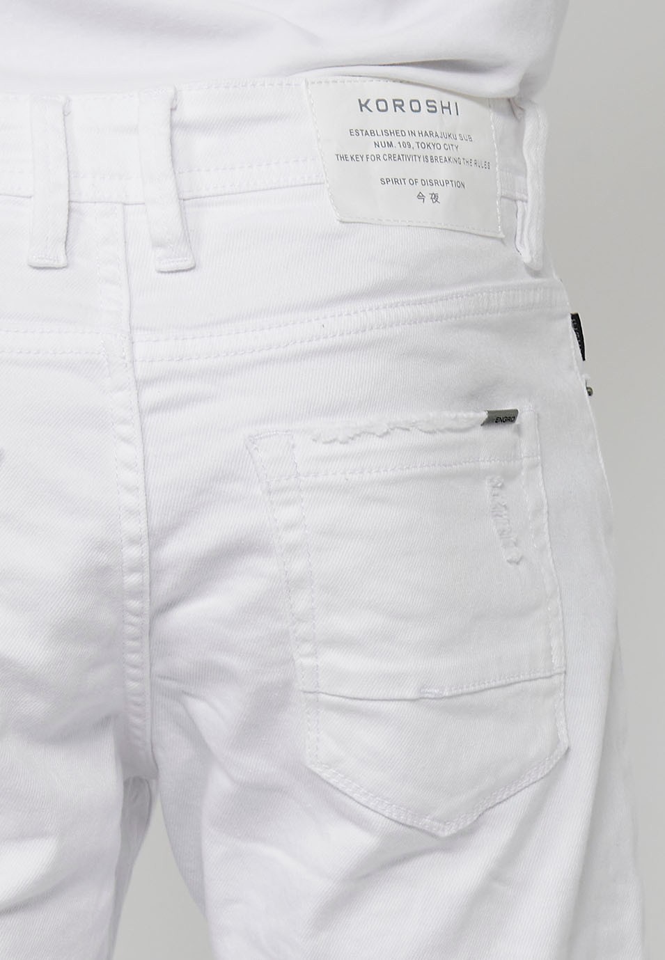 Bermuda en jean avec finition revers et fermeture sur le devant avec fermeture éclair et bouton en Blanc pour Homme 8