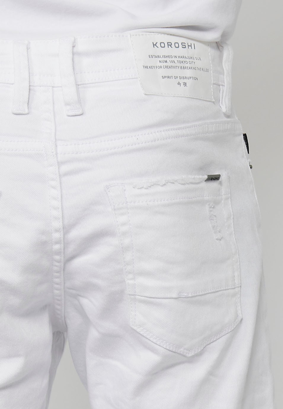 Pantalón corto Bermuda Vaquera con acabado en vuelta y Cierre delantero con cremallera y botón de Color Blanco para Hombre 8