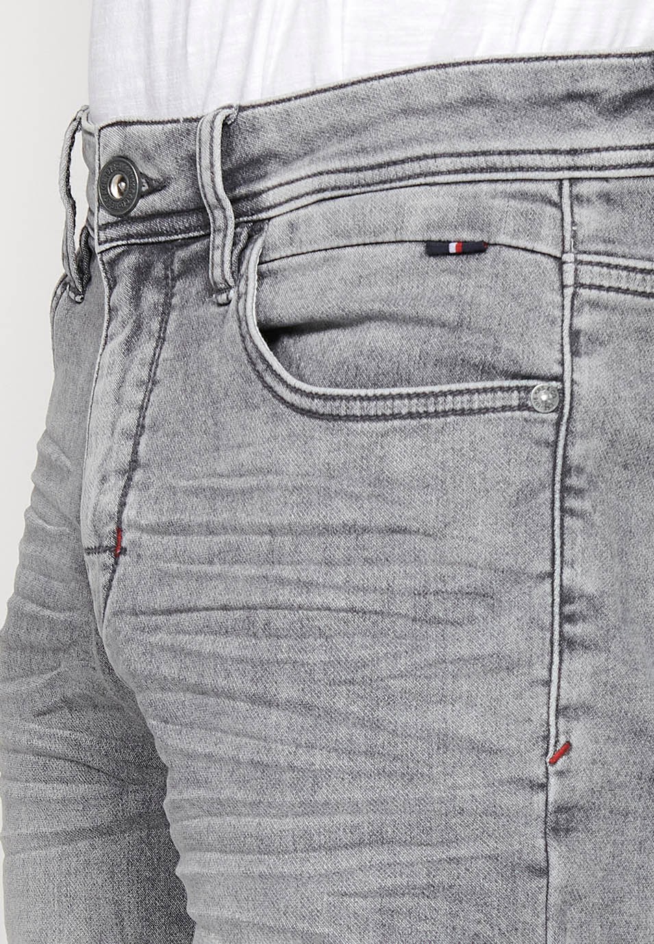Short en jean avec fermeture sur le devant avec fermeture éclair et bouton avec cinq poches, une poche de couleur gris denim pour homme