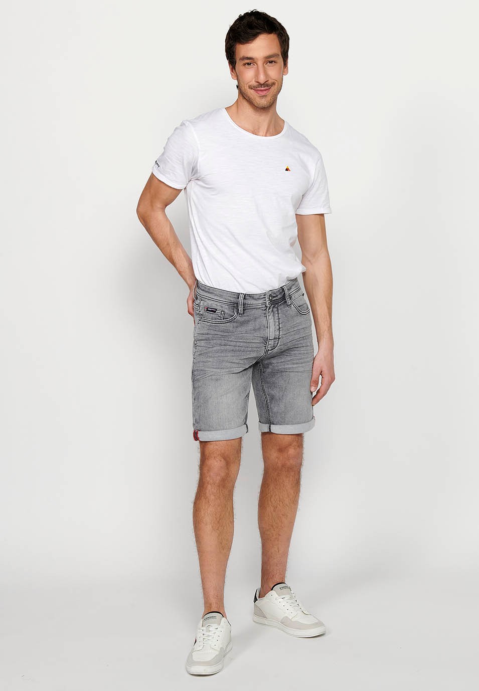 Short en jean avec fermeture sur le devant avec fermeture éclair et bouton avec cinq poches, une poche de couleur gris denim pour homme
