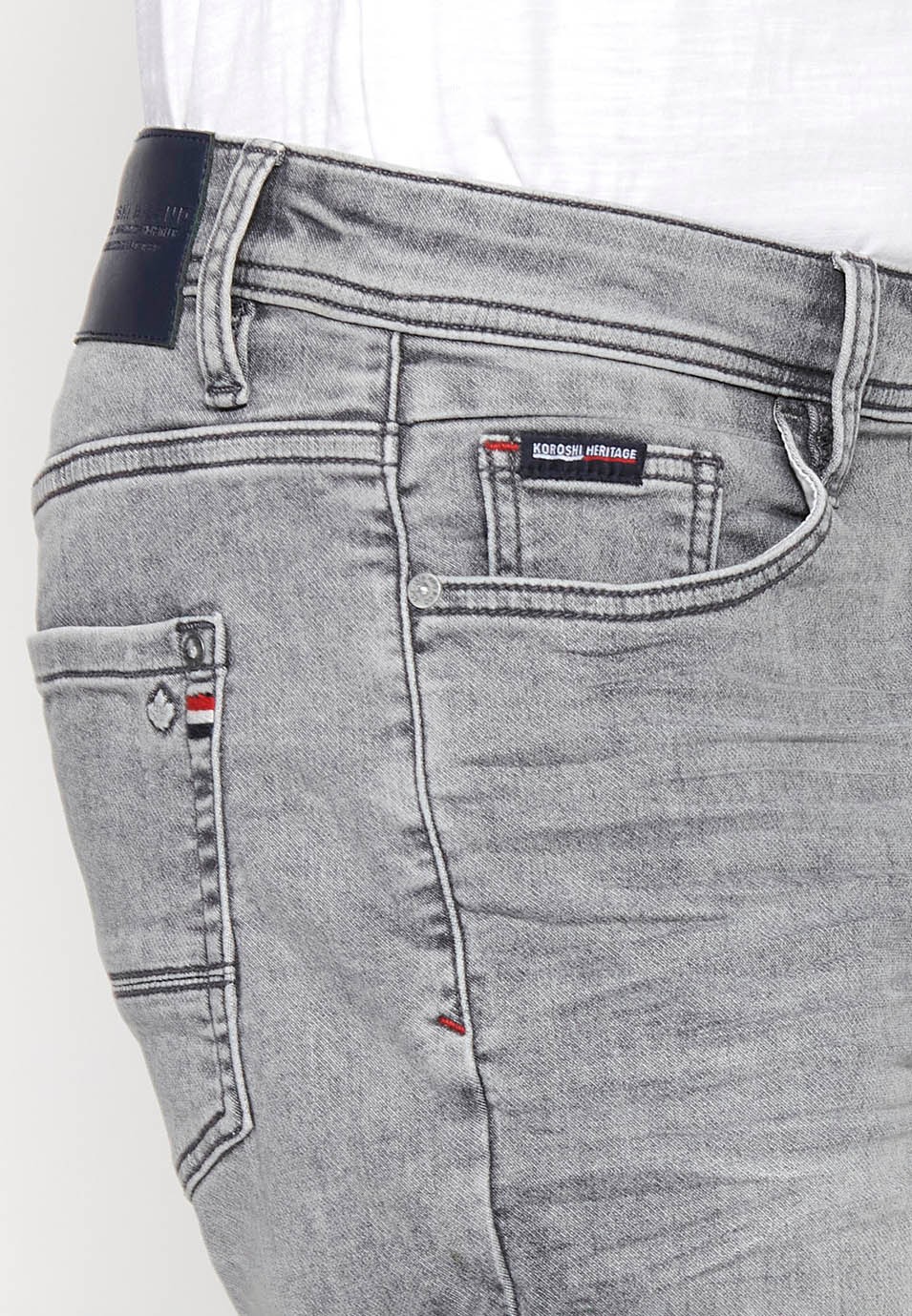 Jeansshorts mit Frontverschluss mit Reißverschluss und Knopf sowie fünf Taschen, eine Tasche in grauer Denim-Farbe für Herren