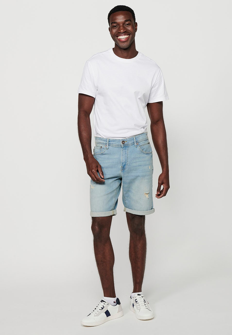 Shorts with turn-up finish and front closure with zipper and button and five pockets, one blue pocket pocket for men